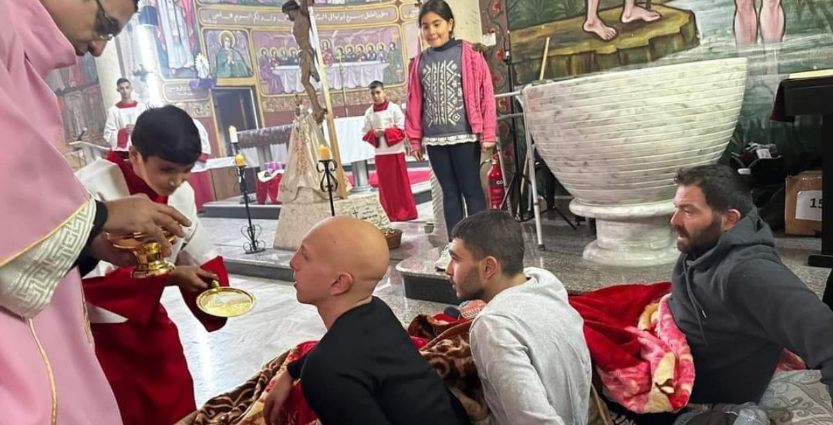 Cristãos feridos recebem a comunhão na paróquia de Gaza, a 17 de dezembro de 2023. Foto DR