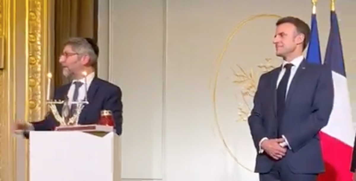 Captura de imagem da cerimónia judaica em que é acesa a vela de Hanukkah, no Eliseu, perante Macron, a partir da conta de Twitter do rabino-chefe de França, Haïm Korsia (à esquerda).