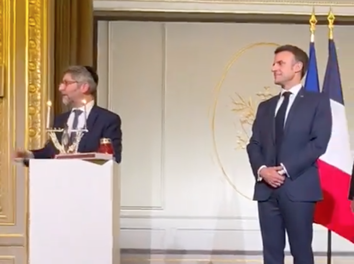 Captura de imagem da cerimónia judaica em que é acesa a vela de Hanukkah, no Eliseu, perante Macron, a partir da conta de Twitter do rabino-chefe de França, Haïm Korsia (à esquerda).