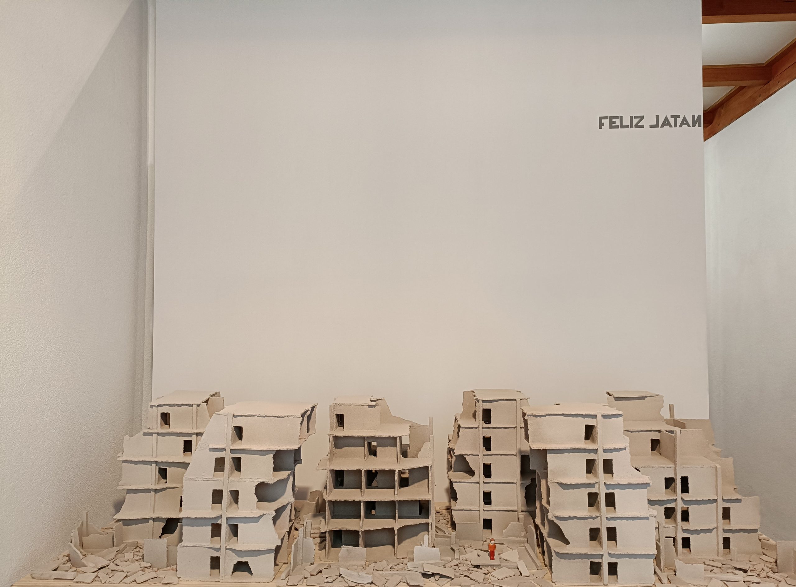 Alberto Vieira - FELIZ ⅃ATAN. Instalação. Braga, 2023. Foto © José Eduardo Madureira