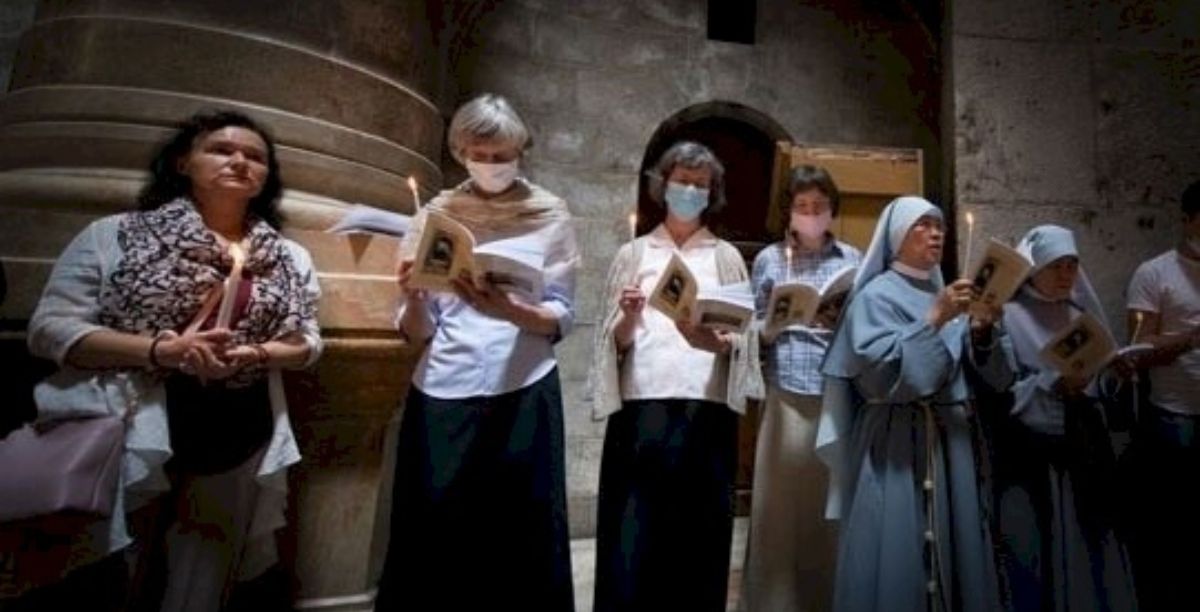 Irmãs da Comunidade de Loyola em oração na Igreja de Jerusalém, 2020. Foto ©Nadim Asfour CTS