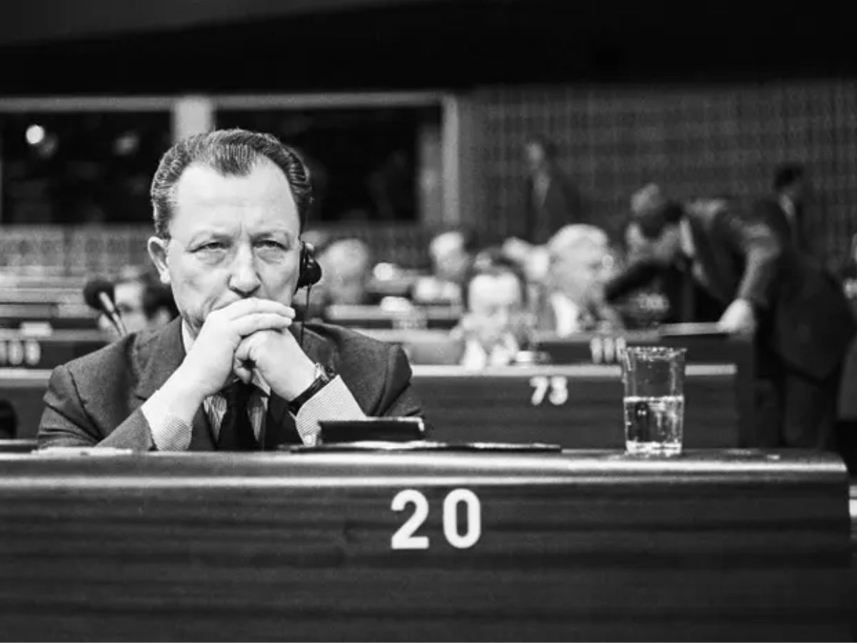 Jacques Delors numa sessão plenária em Estrasburgo enquanto presidente da Comissão Europeia, em março de 1985. Foto Parlamento Europeu