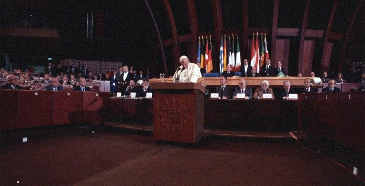 João Paulo II no Conselho da Europa, em Estrasburgo, a 8 de outubro de 1988. Foto Vatican Media