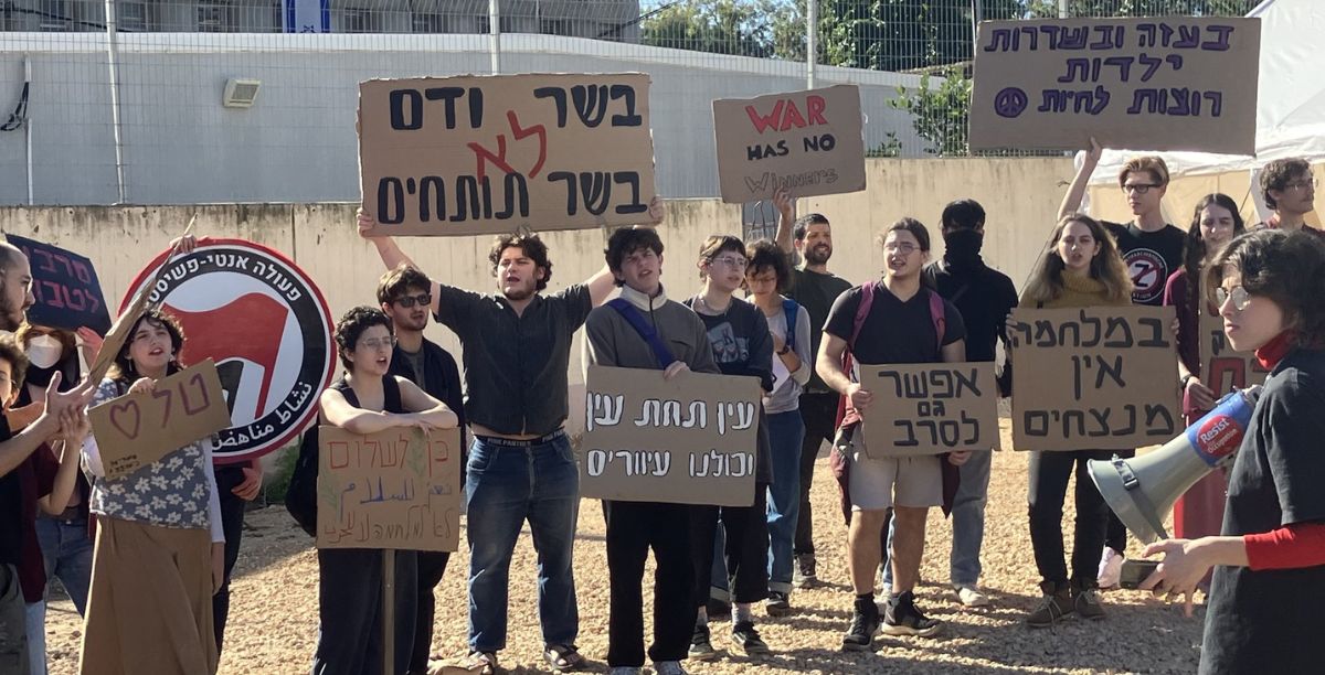 Manifestação de apoio ao objetor de consciencia israelita Tal Mitnick, aquando da sua prisão. Foto @danido999, via X