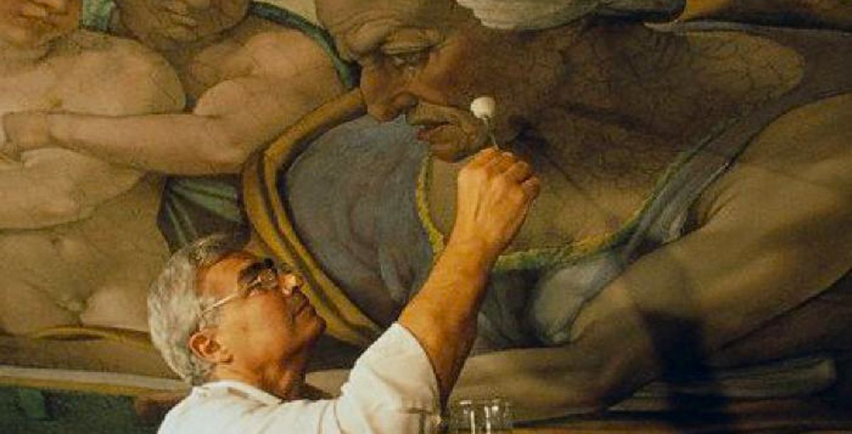 O restaurador Gianluigi Colalucci durante o restauro do teto da capela sistina. Foto Musei Vaticani