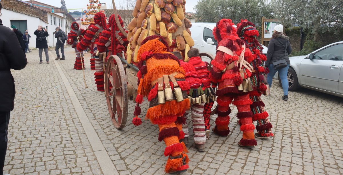 O ritual do transporte do charolo, até ao centro da aldeia de Arcas. Foto DR