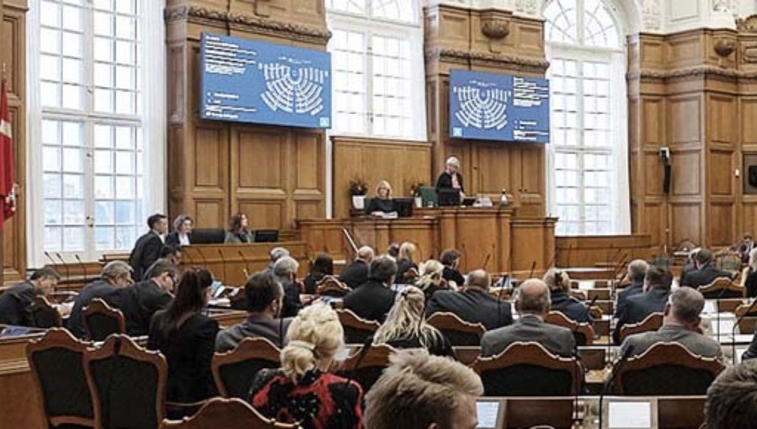 Parlamento dinamarquês criminaliza profanação pública de símbolos religiosos