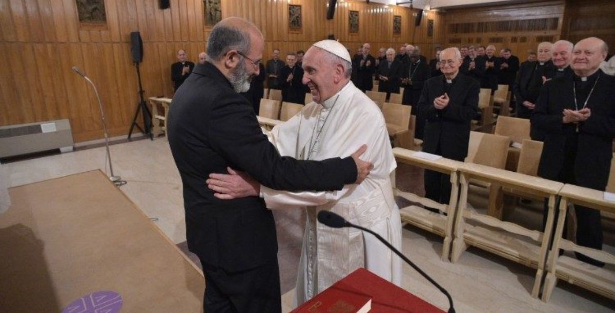 Tolentino Mendonça e o Papa Francisco nos exercícios espirituais em Ariccia, 2018. Foto Vatican Media