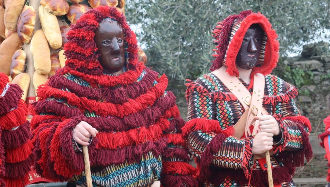 Caretos, máscaras e o charolo enchem as ruas de Arcas