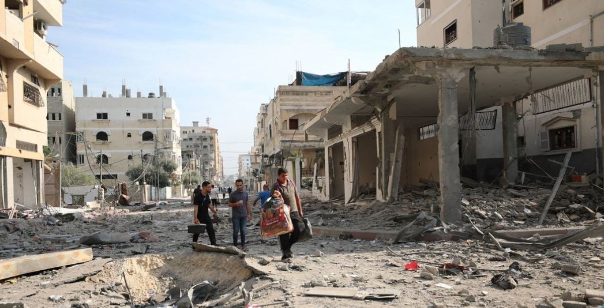 © WHO Homens caminham pelas ruas destruídas de Gaza