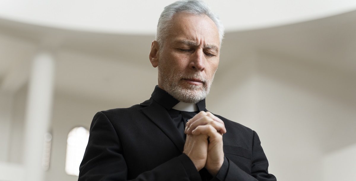 Padre em oração: “As bênçãos são celebradas em virtude da fé e estão ordenadas ao louvor de Deus.” Foto © XXXXXXX