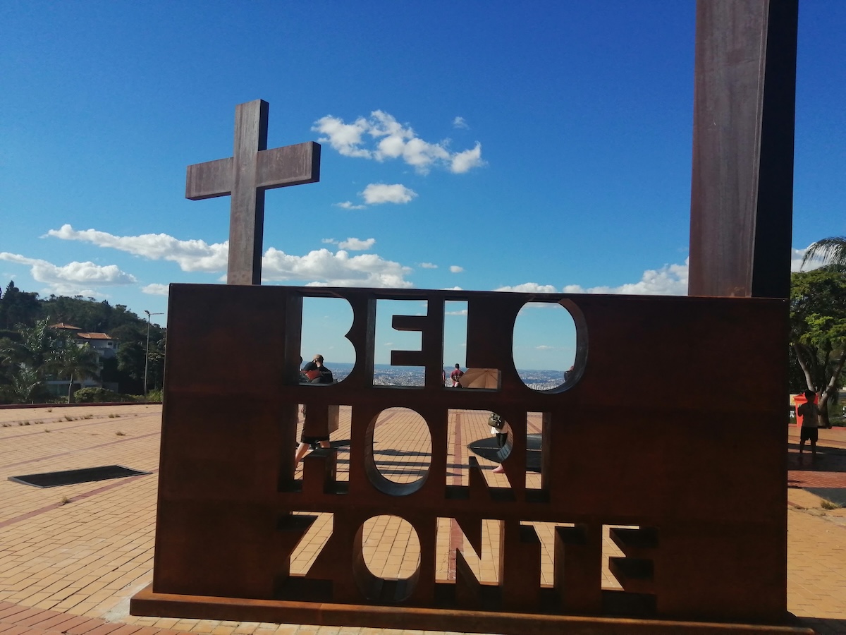 Belo Horizonte é uma cidade enorme, como todas as capitais de Estado que já conheço. Cresceu com a exploração das minas. A Serra do Curral del Rey abraça a cidade e permite ter dela uma bela visão de conjunto. Janeiro de 2024. Foto © Tony Neves.
