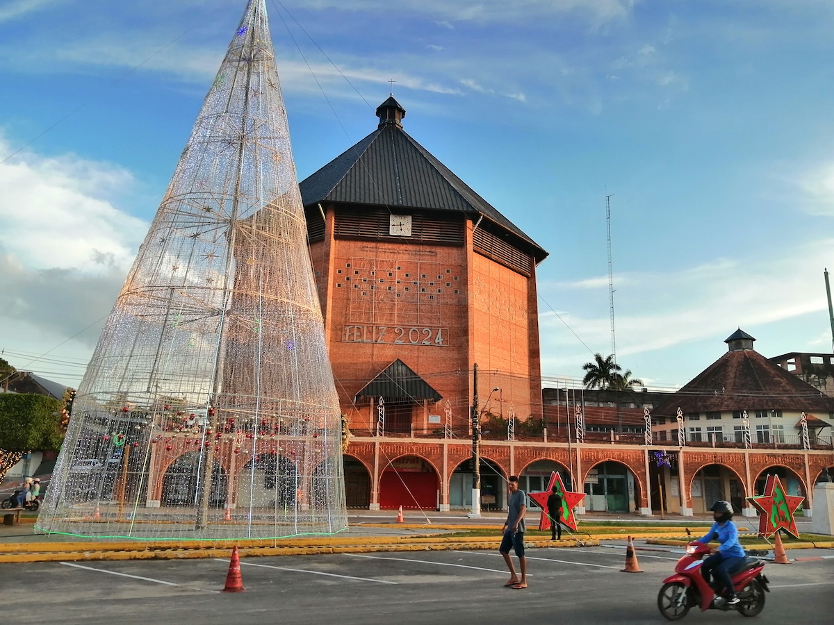 A Catedral tem a forma de uma casa indígena e foi inaugurada nos anos 60 do séc. XX, começando pelo telhado que foi subindo à medida que construíam as paredes de tijolo. Janeiro de 2024. Foto © Tony Neves.