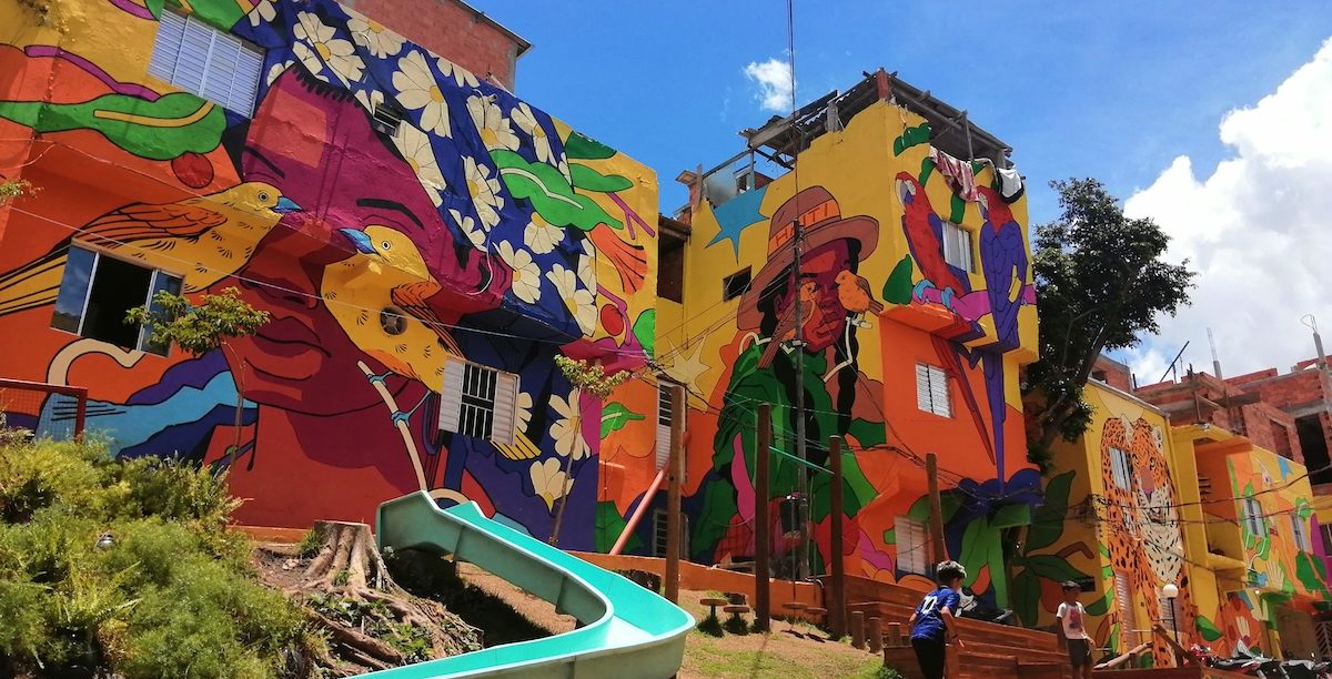 A favela do Haiti. Localizada no meio da cidade, construída em conluio com a noite (como todas as outras!), mereceu a atenção de um projeto social estadual chamado Favela 3D. Assim, estudantes universitários de Design pintaram a Praça Chicão, na entrada da área habitada, premiando-a com um colorido que enche os olhos de beleza. Janeiro de 2024. Foto © Tony Neves.