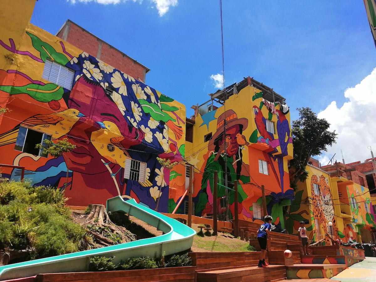 A favela do Haiti. Localizada no meio da cidade, construída em conluio com a noite (como todas as outras!), mereceu a atenção de um projeto social estadual chamado Favela 3D. Assim, estudantes universitários de Design pintaram a Praça Chicão, na entrada da área habitada, premiando-a com um colorido que enche os olhos de beleza. Janeiro de 2024. Foto © Tony Neves.