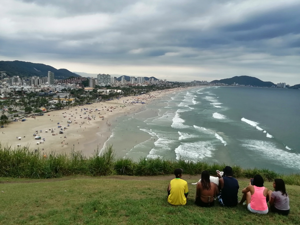Há uma respiração de espanto quando vemos o mar e percorremos as longas praias da ilha de Guarujá, com ondas que permitem o surf e povo que nunca mais acaba. Bem perto do mar, mantêm-se matas de floresta atlântica. Janeiro de 2024. Foto © Tony Neves.