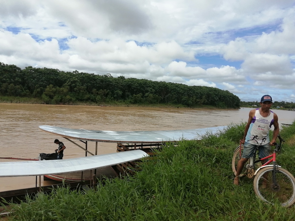 Na viagem de ida e volta, atravessamos muitos rios e igarapés, bem como diversas Áreas Indígenas, onde não se pode construir nem desflorestar. Na imagem, o rio Itauruacá. Janeiro de 2024. Foto © Tony Neves.