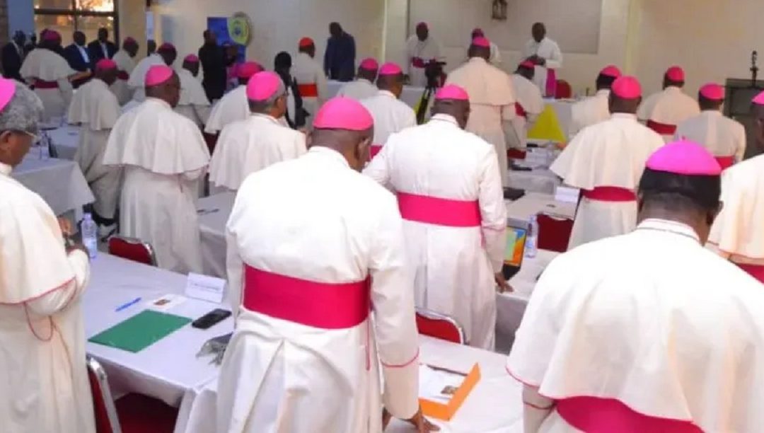 Vaticano intervém de novo sobre casais recasados e homossexuais