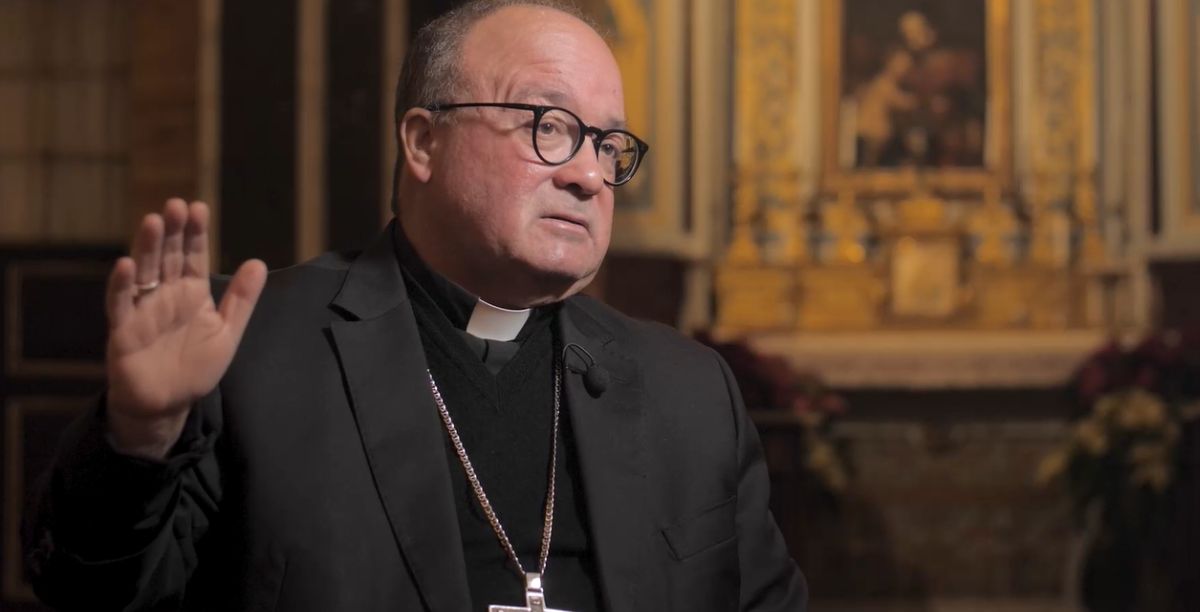 Charles Scicluna, arcebispo de Malta. Imagem retirada da transmissão em vídeo da entrevista.