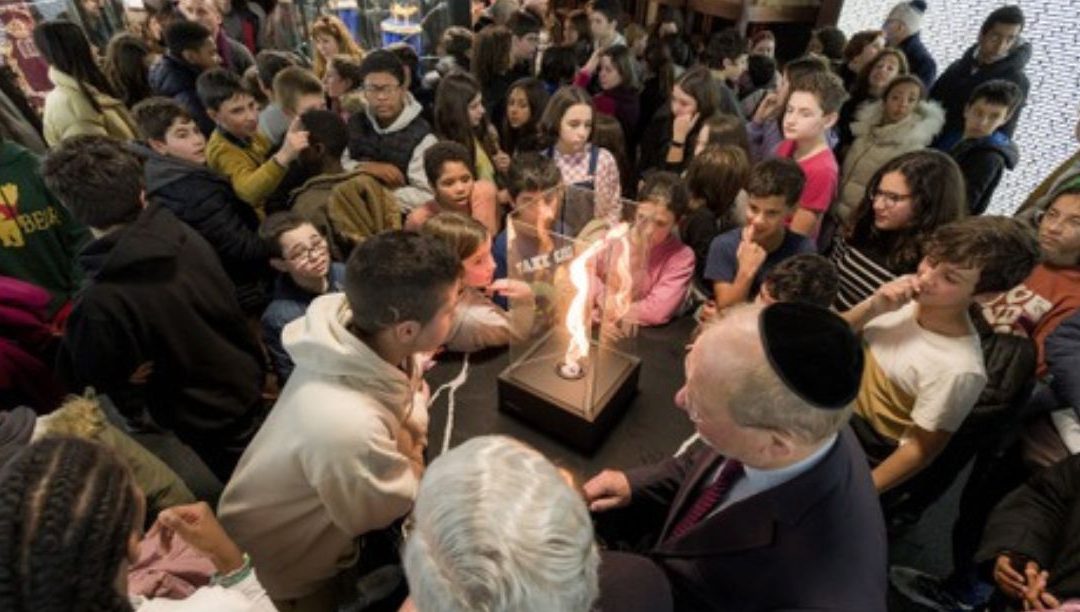 Mais de 2000 jovens acendem chama em memória das vítimas do Holocausto