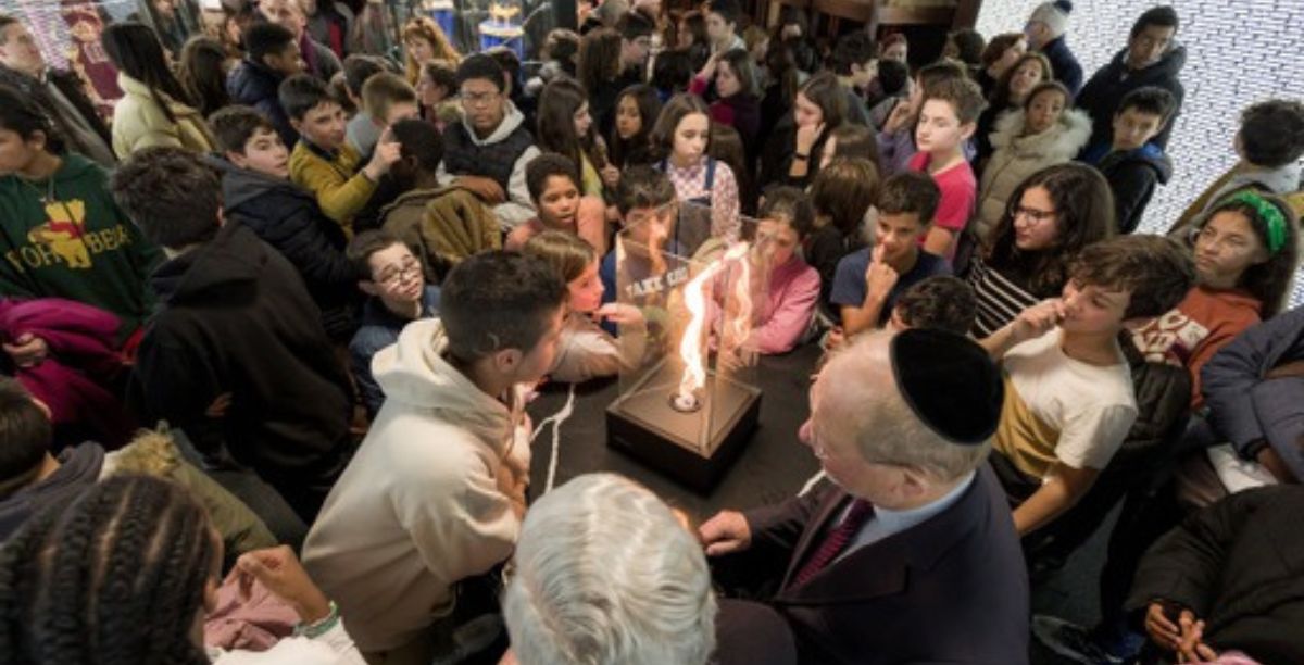 Jovens de todo o país acendem chama em memória das vítimas do Holocausto, no Museu do Holocausto do Porto. FOTO CIP