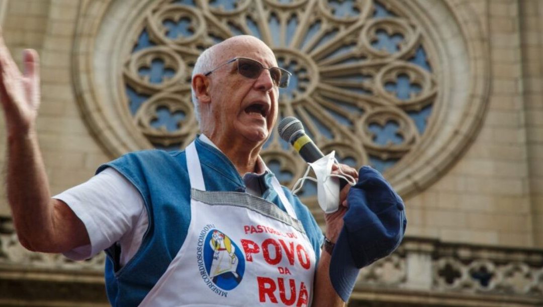 Júlio Lancellotti, o padre elogiado pelo Papa que a direita acusa de “lucrar com a miséria”