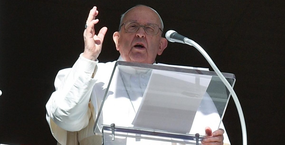 Papa falando da janela do apartamento pontifício. Foto © Vatican Media, a partir da Agência Ecclesia.