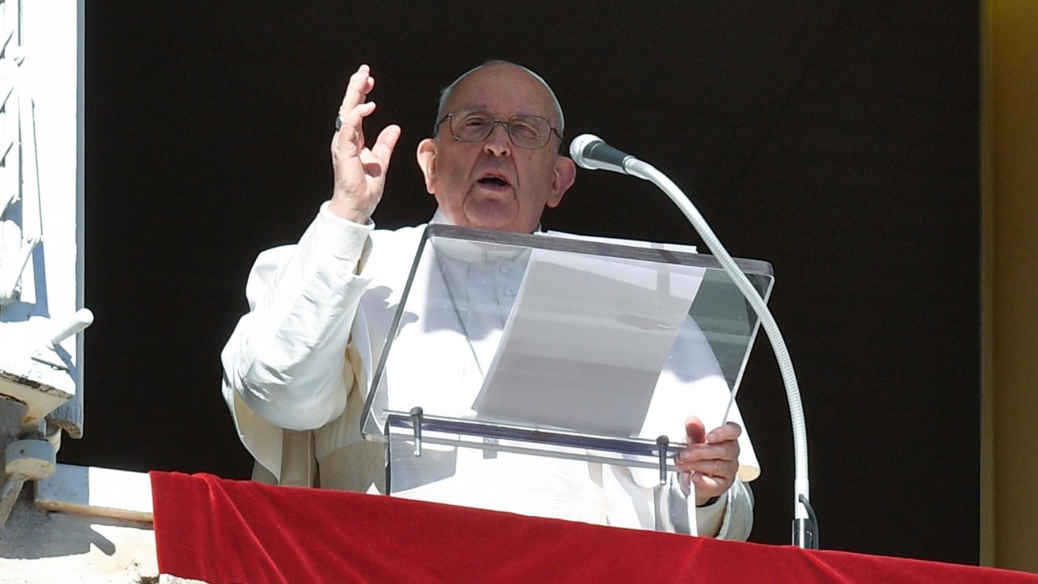Papa falando da janela do apartamento pontifício. Foto © Vatican Media, a partir da Agência Ecclesia.