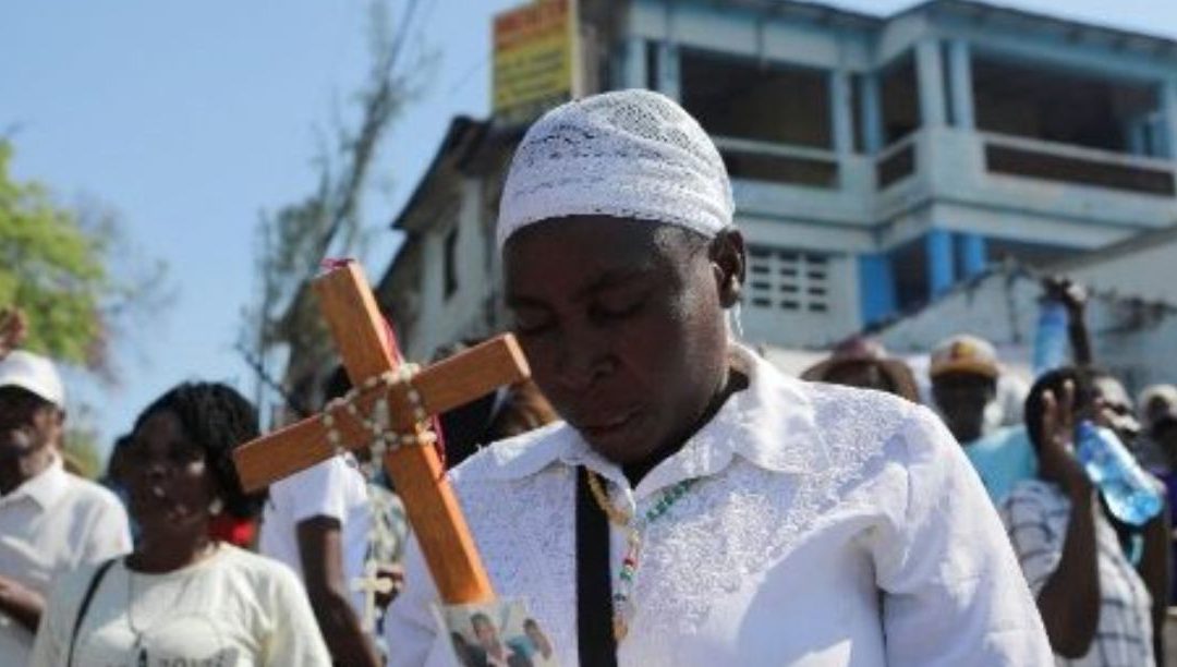Papa Francisco reza pelo Haiti