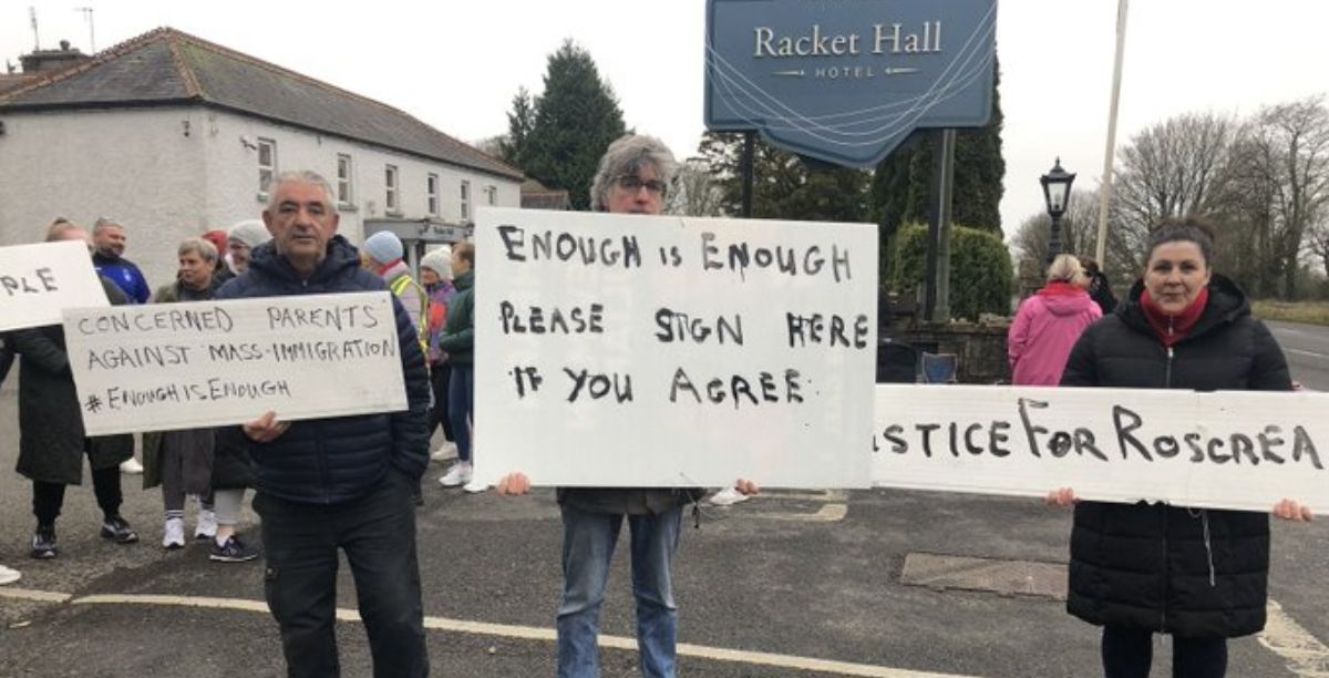 Protestos contra o acolhimento de migrantes em Roscrea, Irlanda. Foto @rtenews, via X