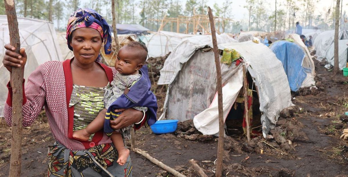© UNHCRBlaise Sanyila Pessoas que fugiram de conflitos e violência em North Kivu buscam refúgio em Rusayo, na República Democrática do Congo.