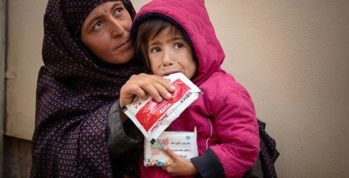 © Unicef Criança é tratada por desnutrição aguda grave em uma clínica móvel em Herat, no Afeganistão