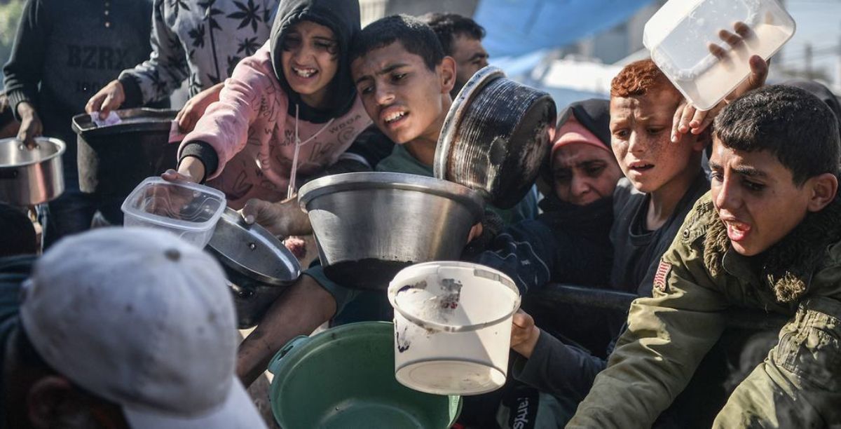 © UnicefAbed Zagout Pessoas clamam por comida na cidade de Rafah, no sul da Faixa de Gaza