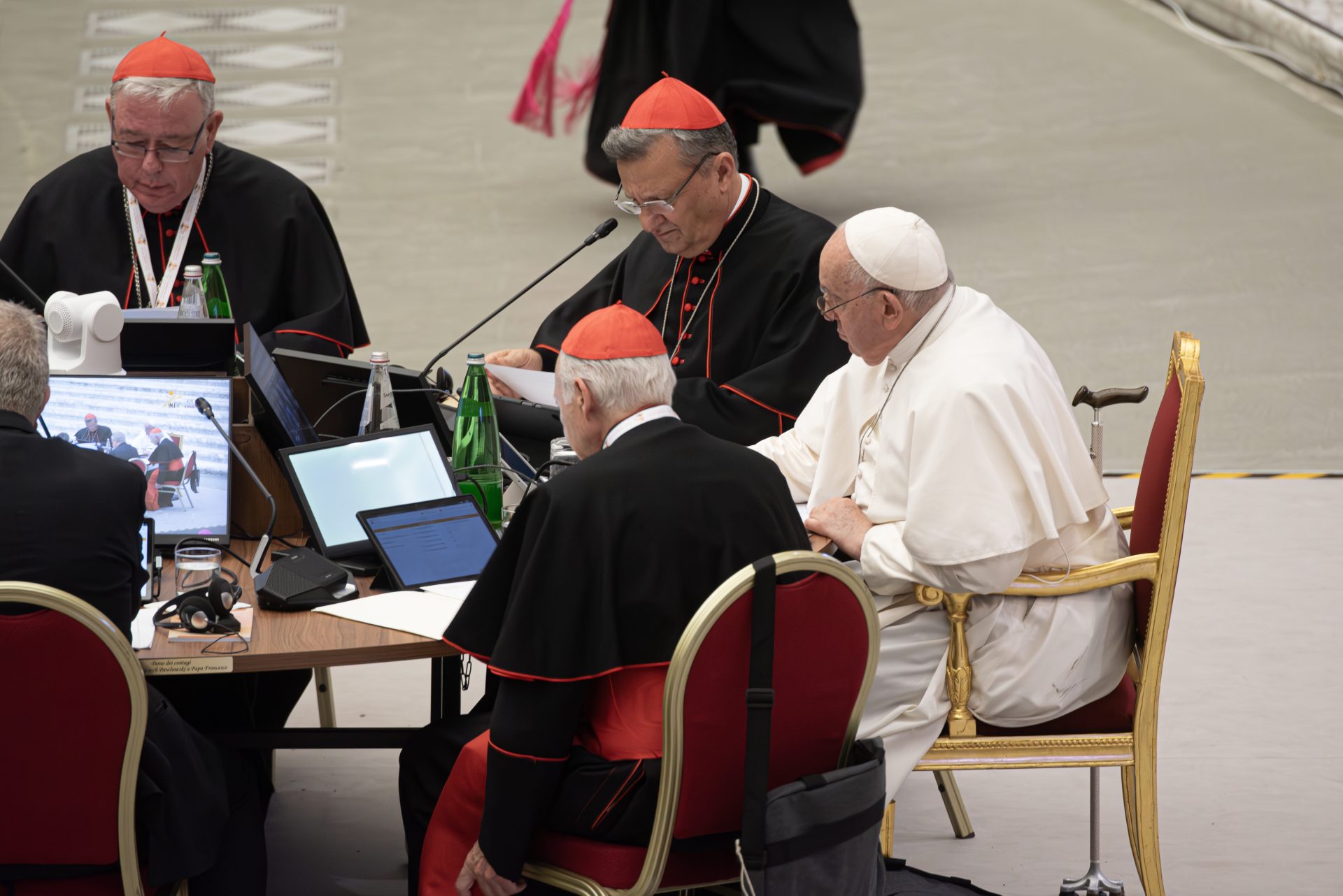 O Papa numa mesa de trabalho da primeira sessão do Sínodo, em 28 de outubro de 2023. Foto © Ricardo Perna