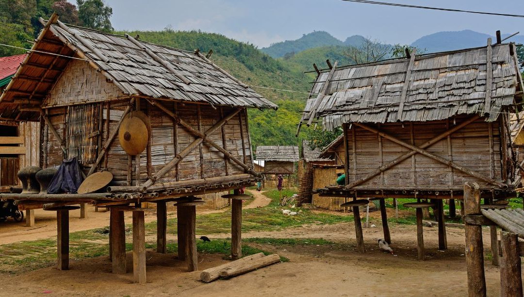 Bíblias queimadas e templo evangélico improvisado destruído em aldeia do Laos