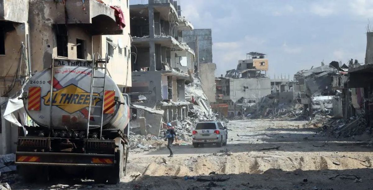 Equipa da ONU tenta levar cobustível ao hospital de Nasser através de ruas destruídas, em meados de fevereiro.© UNOCHAThemba Linden