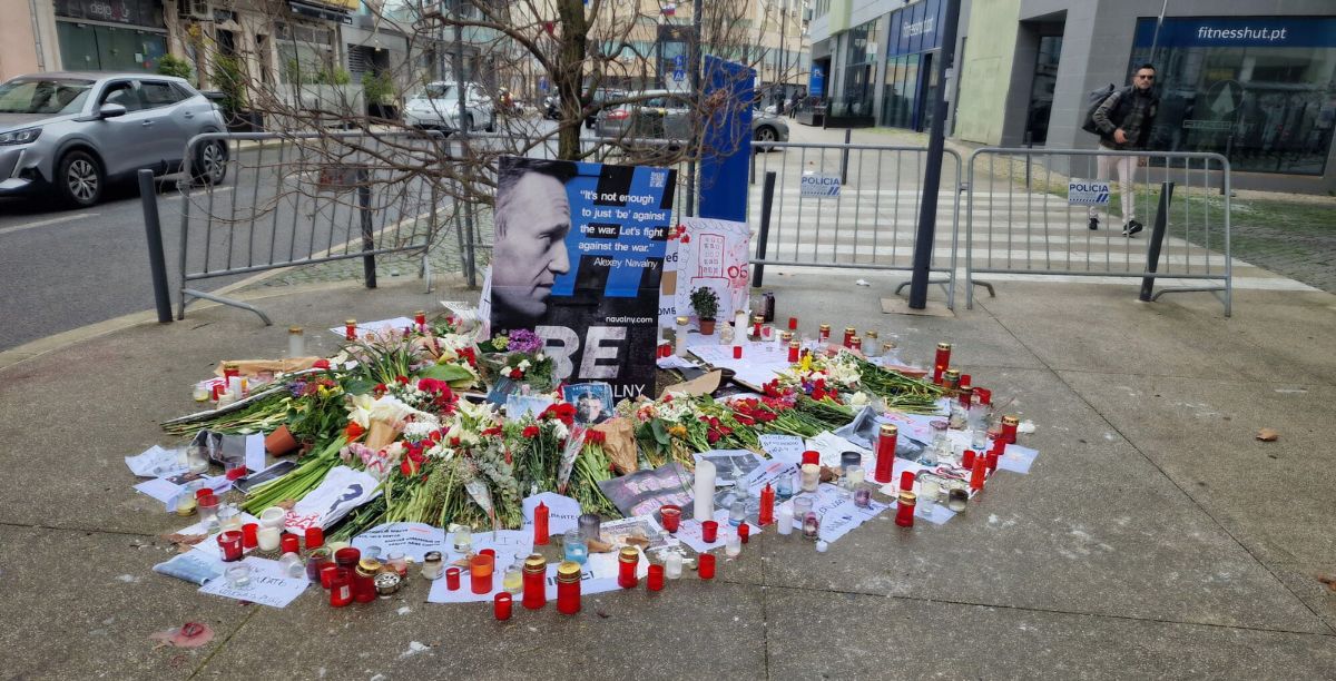 Homenagem a Navalny, junto à Embaixada da Rússia em Lisboa. Foto Lino Gomes7MARGENS