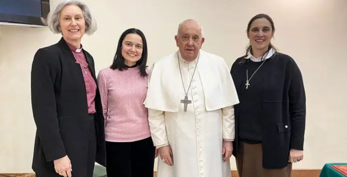 Jo Bailey Wells, bispa anglicana, Giuliva Di Berardino e Linda Pocher com o Papa Francisco, após a reunião do Conselho dos Cardeaism fevereiro de 2024. Foto Instituto Filhas de Maria Auxiliadora