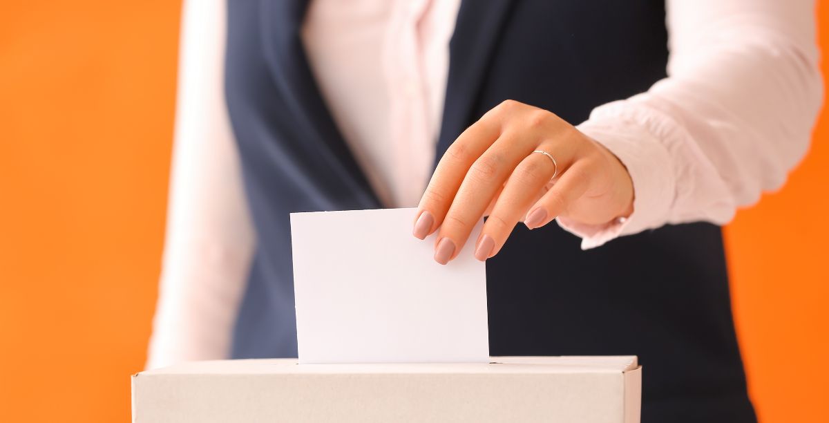 Mulher a votar. Foto Pixelshot