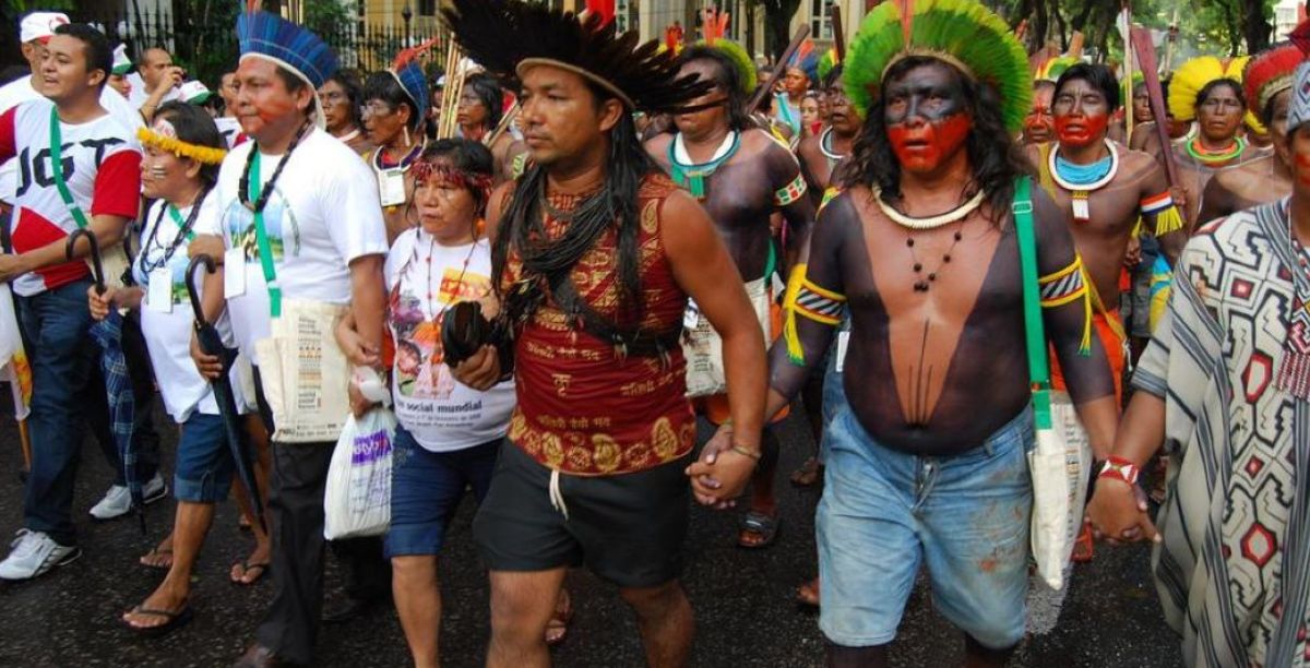 Na 9ª edição do Fórum Social Mundial, em Belém, Brasil, em 2009, povos indígenas da Amazónia lideraram uma marcha pelas ruas da capital do Pará. Foto © Marcelo SchneiderWCC-CMI.