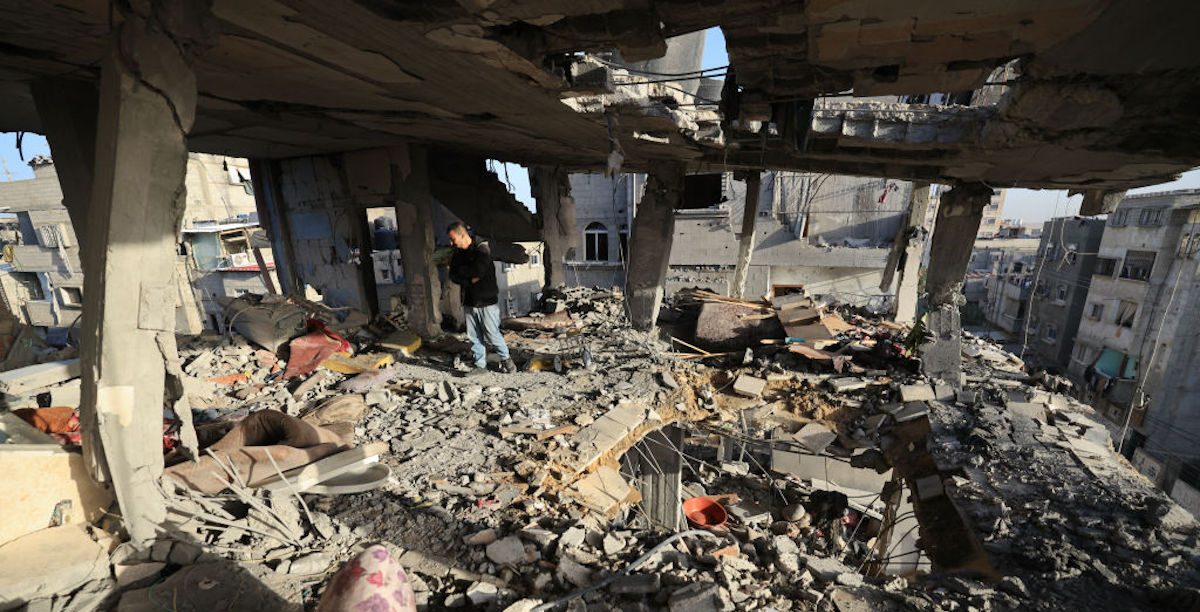 Homem verifica os danos na casa da família palestiniana Nofal, atingida a 10 de janeiro de 2024. Foto © AFP via Getty Images. UTILIZAR A FOTO APENAS EM NOTÍCIAS DA AMNISTIA INTERNACIONAL SOBRE GAZA