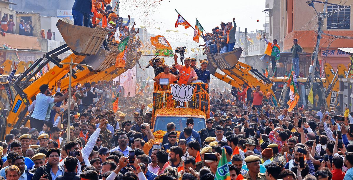 O ministro-chefe do Uttar Pradesh, Yogi Adityanath, participa numa exposição itinerante a bordo de um bulldozer em apoio ao candidato do BJP