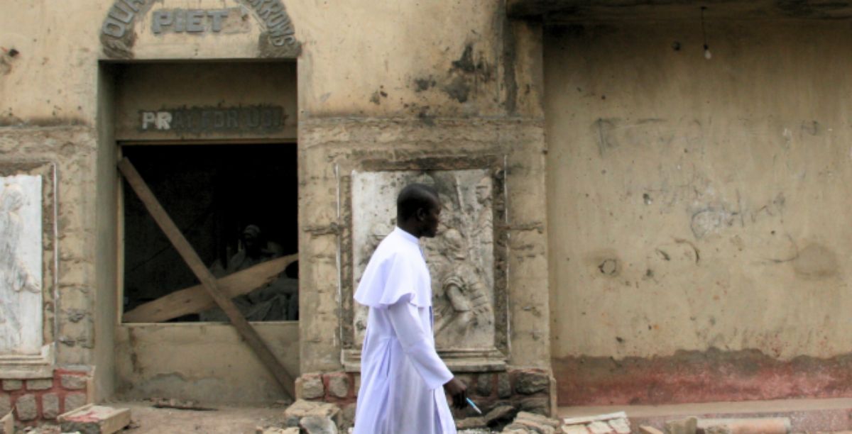 Padre caminha em zona de conflito. Foto Rede Mundial de Oração do Papa Padre caminha em zona de conflito. Foto Rede Mundial de Oração do Papa