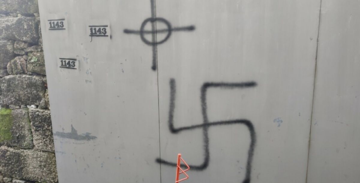 Pichagem de suástica em estabelecimento comercial de muçulmano em Guimarães. Imagem reproduzida a partir de vídeo no youtube. Pichagem de suástica em estabelecimento comercial de muçulmano em Guimarães. Imagem reproduzida a partir de vídeo no youtube.