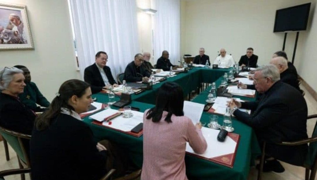 Uma bispa anglicana (e duas mulheres católicas) foram à reunião do Conselho dos Cardeais