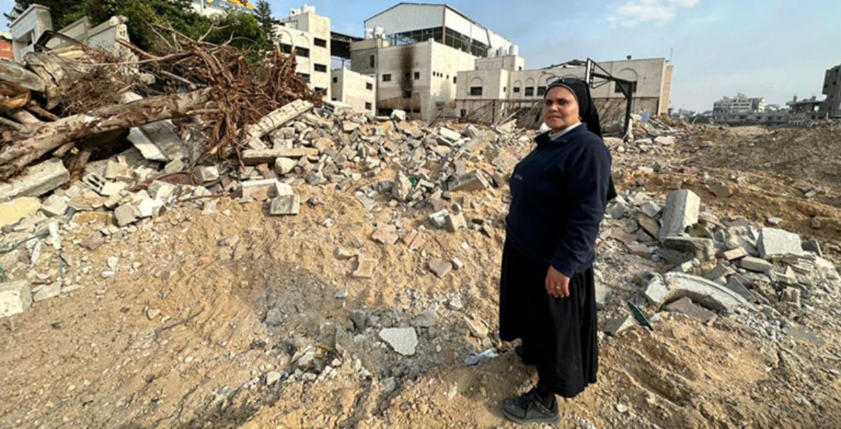 Uma das religiosas que permanece em Gaza para ajudar os refugiados cristãos. Foto ACN