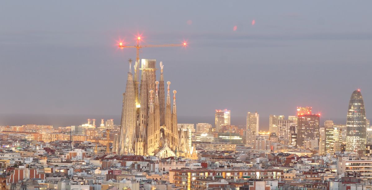 Vista da Sagrada Família ao entardecer. Foto La Sagrada Família