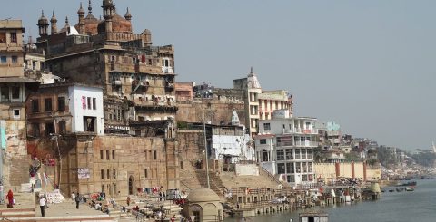 Uma cidade da região do Uttar Pradesh, na Índia. Foto © Adam Jones