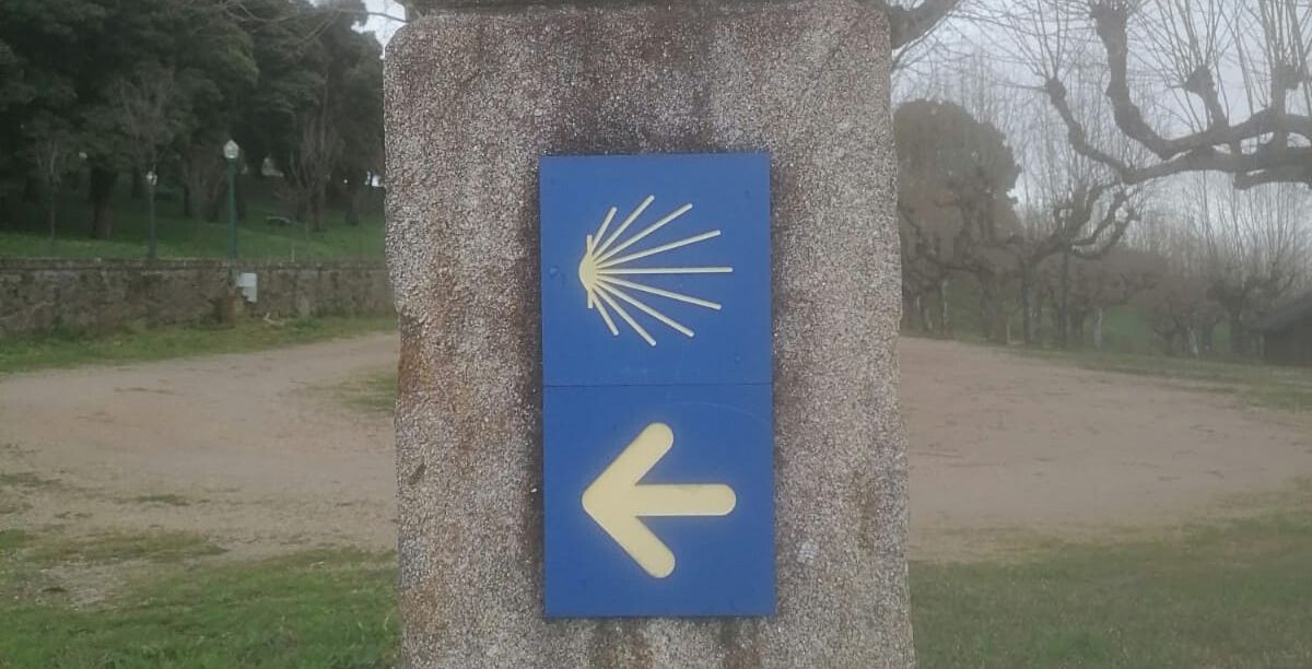 1o sinal de indicação do caminho que vi, em Valença. Foto © Cláudio Louro