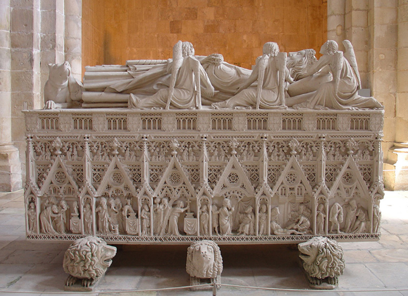 Túmulo de D. Pedro no Mosteiro de Alcobaça. Foto © SaraPCNeves, via Wikimedia Commons.